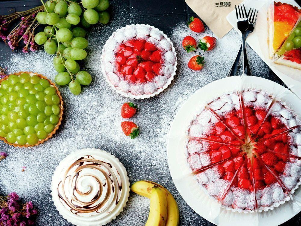 合井Red Big Cafe的店外空間，以其出色的水果塔而聞名，吸引甜點愛好者。